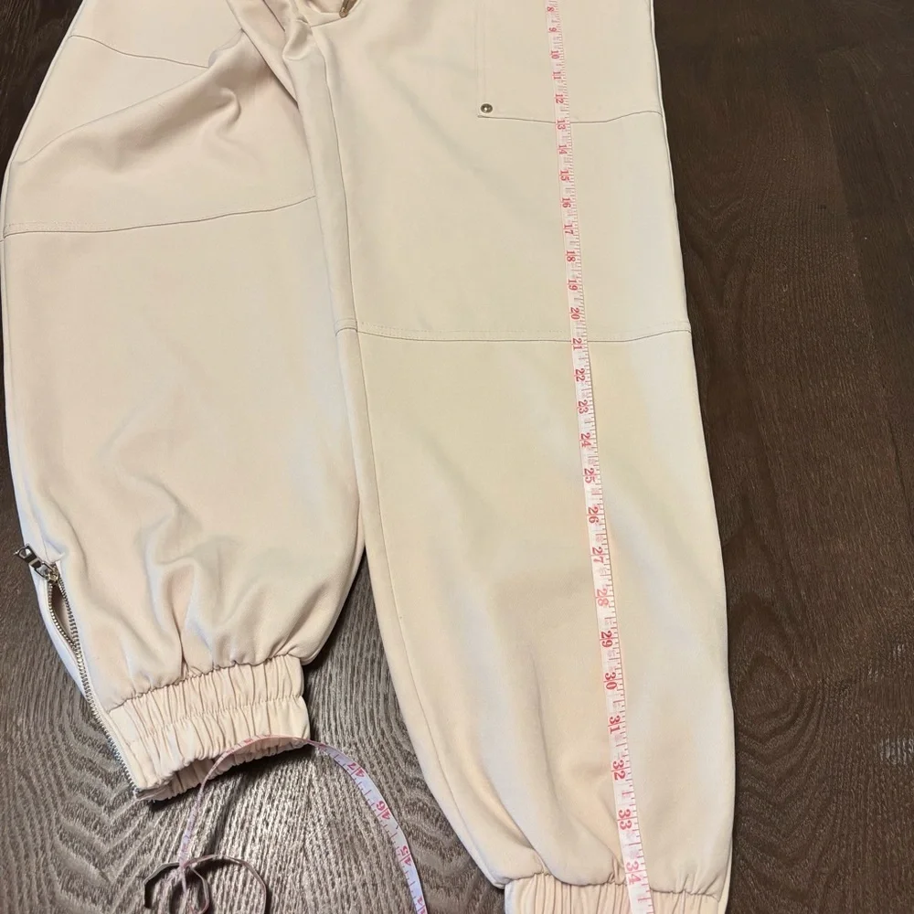 Zara cream sweatpants XS adjustable drawstring waistand zippers atthe ankles. .